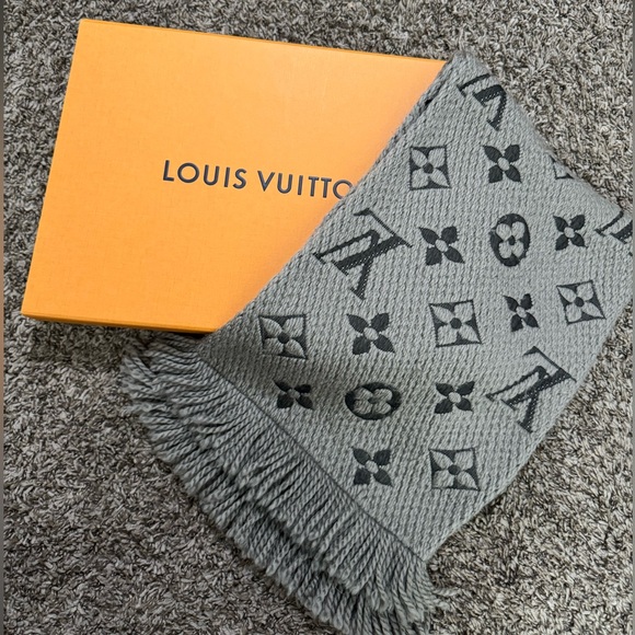 AUTHENTIC LOUIS VUITTON Grey Wool/Silk Logomania Scarf - Picture 1 of 9